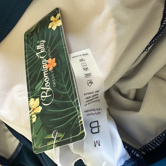 Blooming Jelly | Tummy Control One Piece Swimsuit - Picture 5 of 6